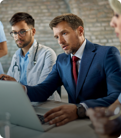 Pessoa utilizando dispositivo móvel