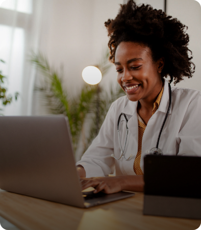 Profissionais de saúde analisando dados